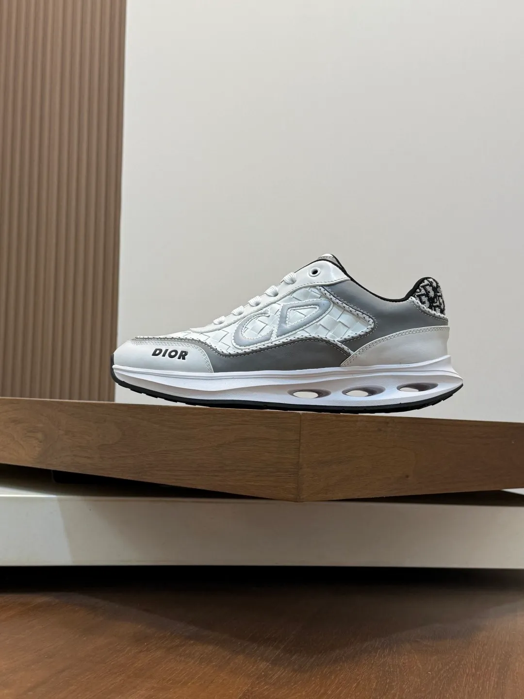 💰800 Dior's latest men's fashion sneakers. This item draws inspiration from retro jogging shoes. Featuring a thick, low-top design, it features a mesh fabric upper and an ultra-light rubber foam sole. The side is decorated with an embossed "Di~r" logo. Code number: 39-44 (order 38, 45, 46)